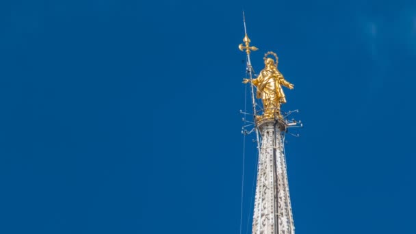 A Madonnina no topo da Catedral de Milão timelapse em Milão, Itália . — Vídeo de Stock