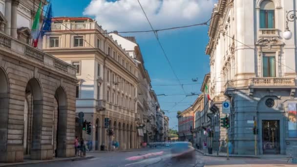 Lalu lintas di jalan Alessandro Manzoni dekat aula konser utama Teatro alla Scala, sebuah rumah opera tiLapse di Milan, Italia . — Stok Video