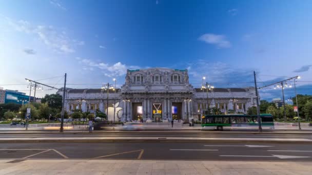 米兰中央日至夜时差广场德尔杜卡 daosta 是意大利米兰市的主要火车站. — 图库视频影像