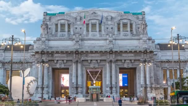 Milano Centrale dag naar nacht timelapse in Piazza Duca daosta is het belangrijkste treinstation van de stad Milaan in Italië. — Stockvideo