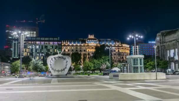 A monumentális szobrászat a újbóli Apple Milans központi vasúti pályaudvar éjszaka timelapse előtt. — Stock videók
