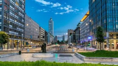 Gece timelapse Vittor Pisani Via Vittor Pisani sokak gün Milan bulunan şehir iş bölümünde akşam