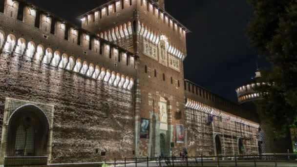 Главный вход в замок и башню Сфорца - ночной таймелапсе Каччо Сфорцеско, Милан, Италия — стоковое видео