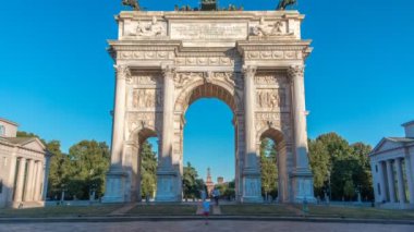 Gün batımında Simplon Meydanı timelapse kemer barış. Neoklasik triumph arch olduğunu