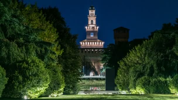 Nocny widok dużych timelapse central parku Parco Sempione, w Mediolanie, Włochy. Zamek Sforzów w tle. — Wideo stockowe