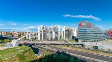 Modern köprü ve Portello timelapse, Milan, İtalya, yeni bir alan binalarda