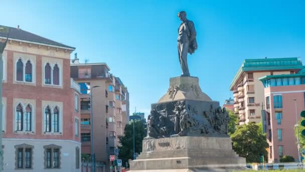 Statue von Giuseppe Verdi, vor der casa verdi timelapse milan, italien — Stockvideo