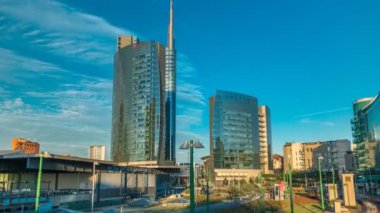 Porta Nuova iş bölgesi timelapse Milan, İtalya, gün batımında içinde modern gökdelenler ile Milan manzarası.