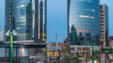 Porta Nuova iş bölgesi gün gece timelapse Milan, İtalya, güneş battıktan sonra içinde modern gökdelenler ile Milan manzarası.