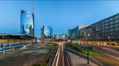 Porta Nuova iş bölgesi gün gece timelapse Milan, İtalya, güneş battıktan sonra içinde modern gökdelenler ile Milan manzarası.