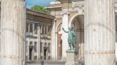 Anıt Roma İmparatoru Constantine için ben San Lorenzo Maggiore Bazilikası'nın önünde Milan ' ın timelapse.
