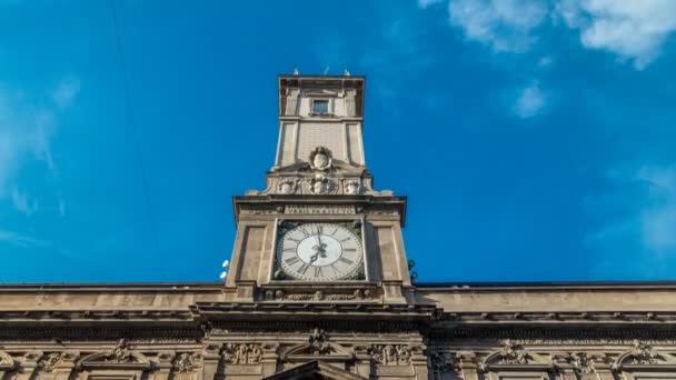 El palacio Giureconsulti con reloj timelapse torre en la plaza Mercanti cerca de la plaza Duomo en el centro de Milán — Vídeo de stock