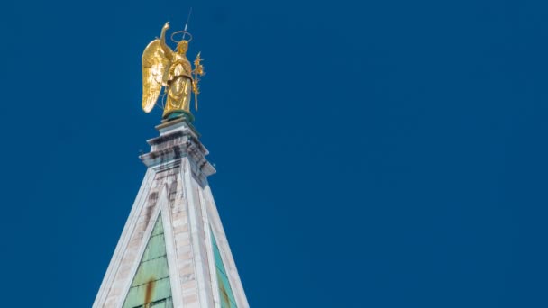 De beroemde 16e eeuw vierkante toren van de kathedraal op San Marco plein timelapse. — Stockvideo