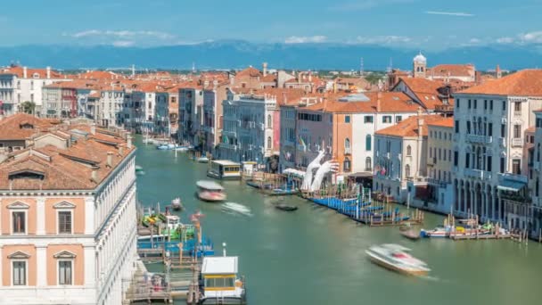 Bovenaanzicht op centrale drukke kanaal in Venetië timelapse, op beide zijden meesterwerken uit de Venetiaanse architectuur — Stockvideo