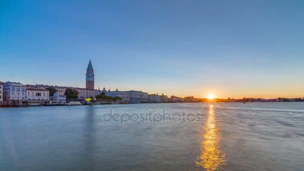 Wunderschöner sonnenaufgang im grand canal über dem san marco square timelapse. Blick von der Kirche Santa Maria della Salute, Venedig, Italien, Europäische Union. — Stockvideo