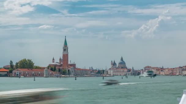 Panoramisch uitzicht op zee van de San Giorgio Maggiore eiland en de basiliek Santa Maria della Salute timelapse in Venetië, Italië. — Stockvideo