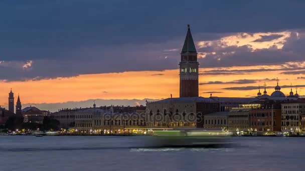 Blick auf den Dogenpalast und den Glockenturm von St. Mark Kathedrale Tag-Nacht-Zeitraffer. Venedig, Italien — Stockvideo