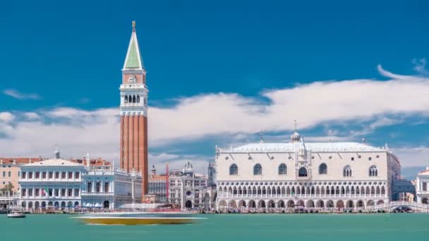 Blick auf den campanile di san marco und palazzo ducale, von san giorgio maggiore timelapse, venedig, italien. — Stockvideo