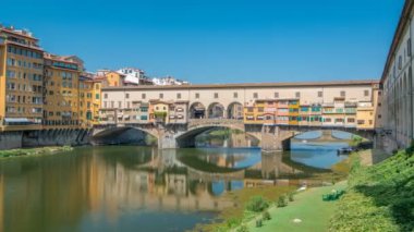 Floransa, İtalya Arno Nehri üzerinde bir güneşli gün timelapse Ponte Vecchio, bir Ortaçağ taş segmental kemer köprü üzerinde görüntülemek