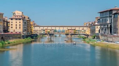 Floransa, İtalya Arno Nehri üzerinde bir güneşli gün timelapse Ponte Vecchio, bir Ortaçağ taş segmental kemer köprü üzerinde görüntülemek