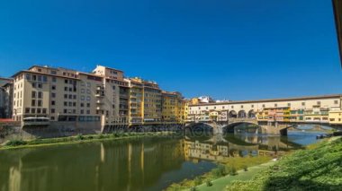 Arno Nehri, Floransa, İtalya Ponte Vecchio bir güneşli gün timelapse hyperlapse üzerinde bir Ortaçağ taş segmental kemer köprü görüntülemek
