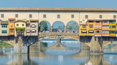Floransa, İtalya Arno Nehri üzerinde bir güneşli gün timelapse Ponte Vecchio, bir Ortaçağ taş segmental kemer köprü üzerinde görüntülemek