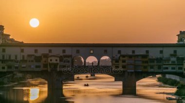 Gün batımı görünümünde Floransa timelapse, İtalya Floransa Ponte Vecchio Arno Nehri üzerinde.