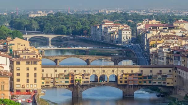 Вид на Понте Веккьо ранним утром, средневековый каменный сегментарный арочный мост через реку Арно во Флоренции, Италия — стоковое видео
