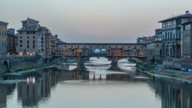 Arno Nehri ve ünlü köprü Ponte Vecchio gün gece timelapse için güneş battıktan sonra Ponte alle Grazie Floransa, Toskana, İtalya