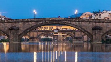 Alacakaranlık gökyüzü sahne gece timelapse Arno Nehri üzerinde gün Ponte Alla Carraia ve Santa Trinita kutsal Trinity Köprüsü