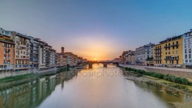 Cityscape görünümüyle ünlü Holy Trinity Köprüsü timelapse Sunset'teki Floransa'da Arno Nehri üzerinde