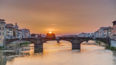 Cityscape görünümüyle ünlü Holy Trinity Köprüsü timelapse Sunset'teki Floransa'da Arno Nehri üzerinde