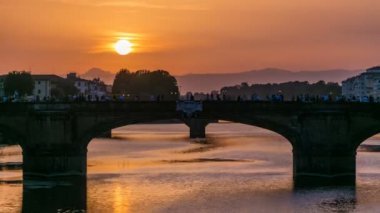Cityscape görünümüyle ünlü Holy Trinity Köprüsü timelapse Sunset'teki Floransa'da Arno Nehri üzerinde