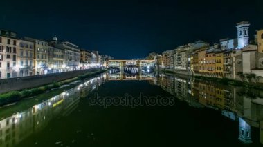 Geceleri ünlü Ponte Vecchio Köprüsü timelapse Arno Nehri Floransa, İtalya, alev aldı.