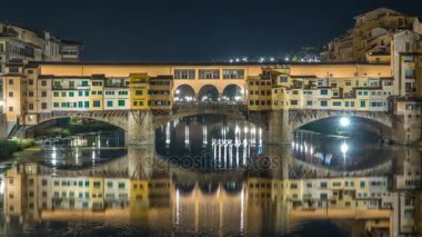 Geceleri ünlü Ponte Vecchio Köprüsü timelapse Arno Nehri Floransa, İtalya, alev aldı.