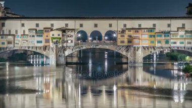 Geceleri ünlü Ponte Vecchio Köprüsü timelapse Arno Nehri Floransa, İtalya, alev aldı.