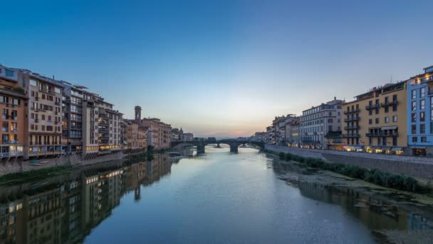 Soumraku oblohy scéna Ponte Santa Trinita Svatý Trinity most denní na noční timelapse nad řeky Arno — Stock video