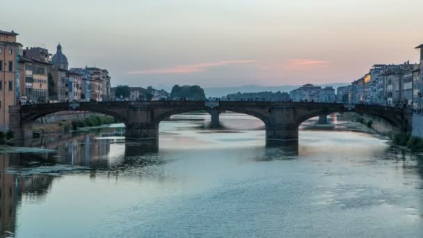 Crepúsculo cielo escena de Ponte Santa Trinita Santísima Trinidad Puente día a noche timelapse sobre el río Arno — Vídeos de Stock