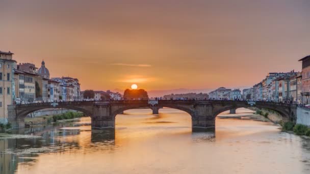 Vista del paisaje urbano en el río Arno con el famoso puente de la Santísima Trinidad timelapse en la puesta de sol en Florencia — Vídeos de Stock