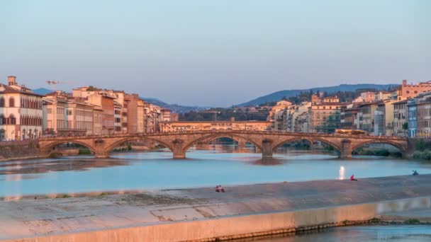 Malebné panorama Sunset timelapse pohled Toskánsko město, bydlení, stavby a Ponte alla Carraia a Novella, Florencie, Itálie. — Stock video