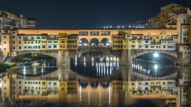Berühmte ponte vecchio brücke zeitraffer über den arno in florenz, italien, nachts beleuchtet — Stockvideo