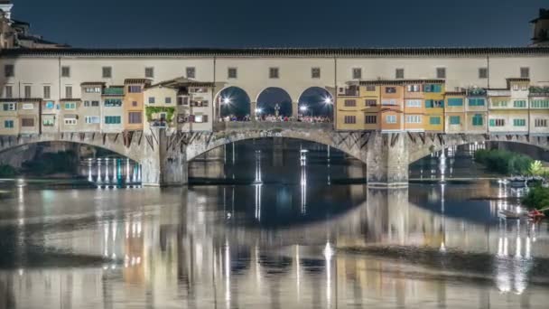 Famoso puente Ponte Vecchio timelapse sobre el río Arno en Florencia, Italia, iluminado por la noche — Vídeos de Stock