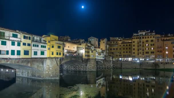 イタリア、フィレンツェのアルノ川に架かる有名なヴェッキオ橋タイムラプス hyperlapse が夜ライトアップ — ストック動画