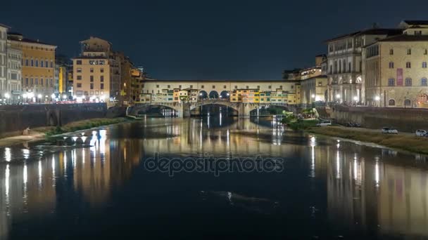 Famoso puente Ponte Vecchio timelapse sobre el río Arno en Florencia, Italia, iluminado por la noche — Vídeos de Stock