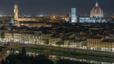 Ünlü Arnolfo kule Palazzo Vecchio timelapse ve Basilica di Santa Maria del Fiore gece Floransa, Toskana, İtalya