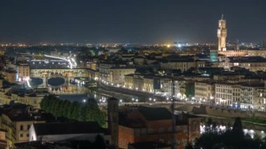 Ünlü Arnolfo kule Palazzo Vecchio timelapse ve geceleri Arno Nehri Floransa, Toskana, İtalya