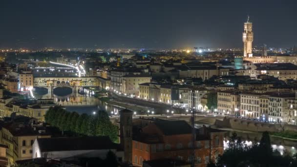 Знаменитий Arnolfo башта Палаццо Веккьо timelapse і річки Арно вночі у Флоренції, Тоскана, Італія — стокове відео