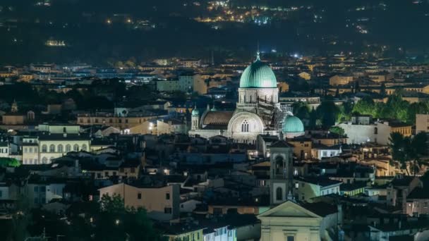 Sinagoga de Florença noite timelapse com cúpula de cobre verde subindo acima da habitação suburbana circundante — Vídeo de Stock