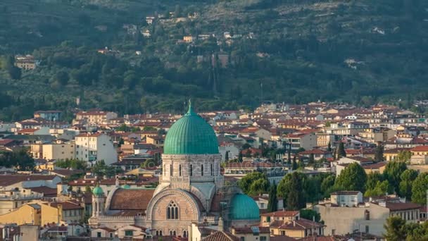 Sinagoga de Florencia timelapse con cúpula de cobre verde que se eleva por encima de la vivienda suburbana circundante con ladera verde detrás — Vídeo de stock