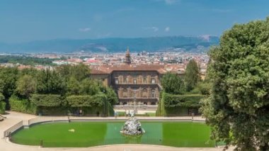 Boboli Bahçeleri timelapse, Neptün Çeşmesi ve Floransa, İtalya Palazzo Pitti uzak bir görünüm park. Popüler turistik ve hedef.
